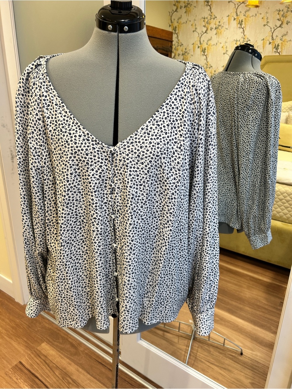Old Navy Floral V-Neck Women's Blouse